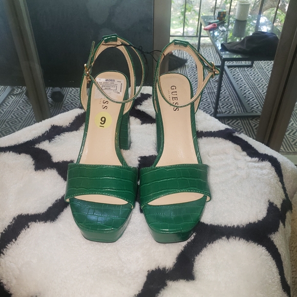 NWT GUESS Green Women's Sandals Size 9 - Picture 1 of 8